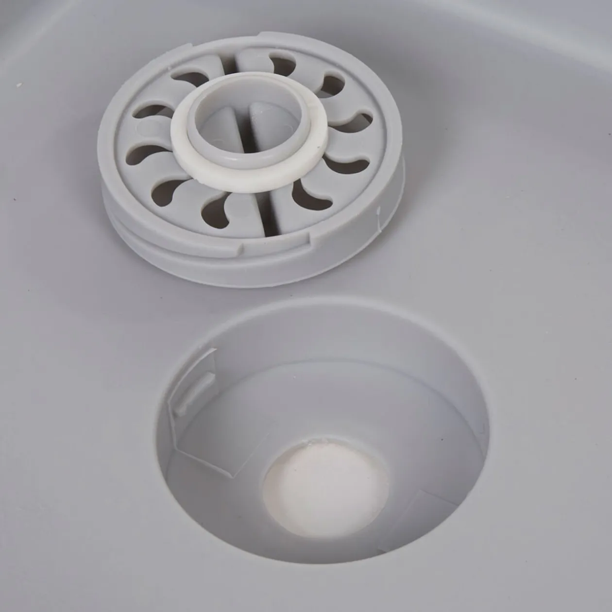 Bassine rétractable bouchon évideur grise et bleue