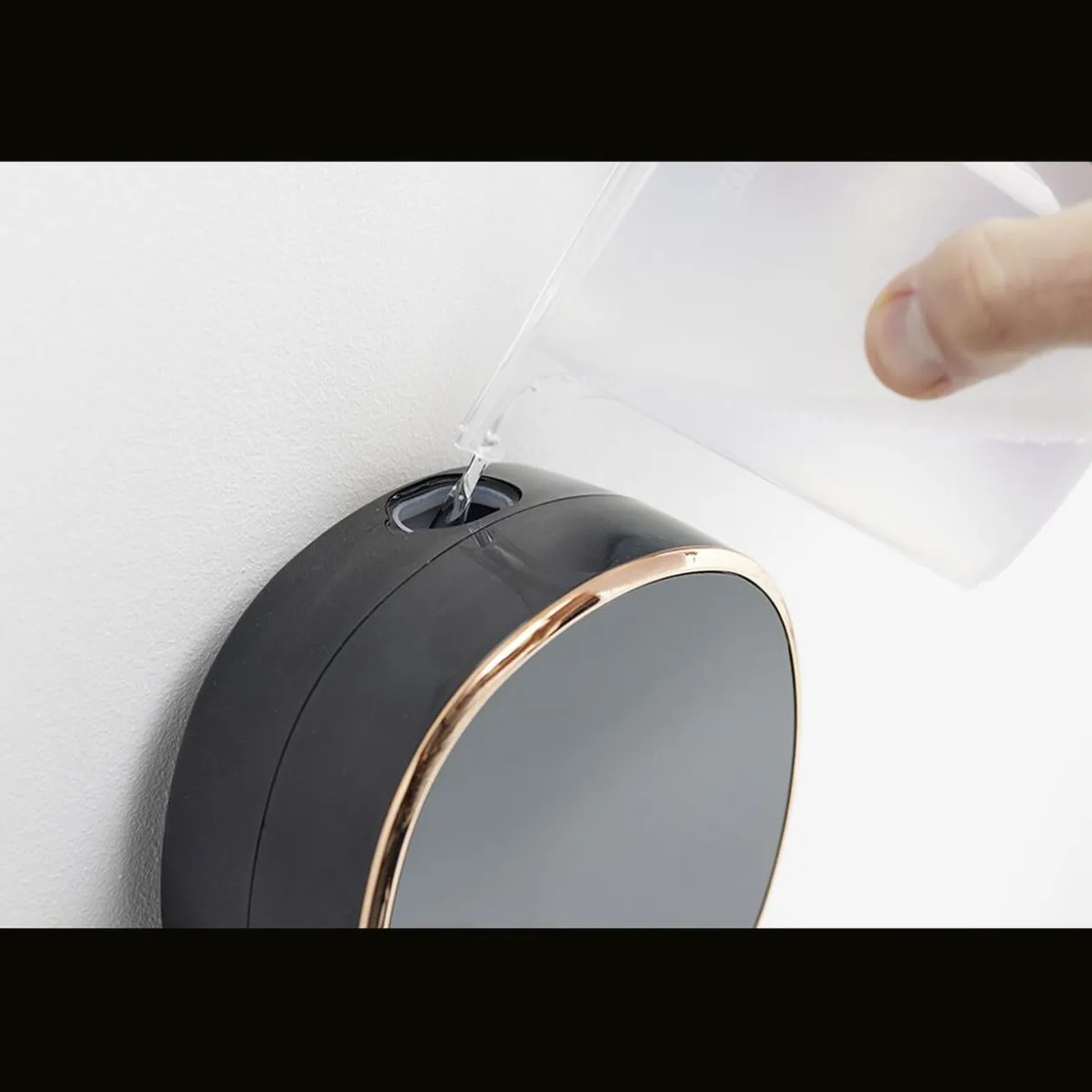 Distributeur automatique de savon mural Ø13cm