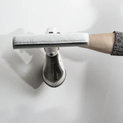 Nettoyeur pour vitres spray intégré