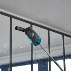 Nettoyeur pour vitres spray intégré