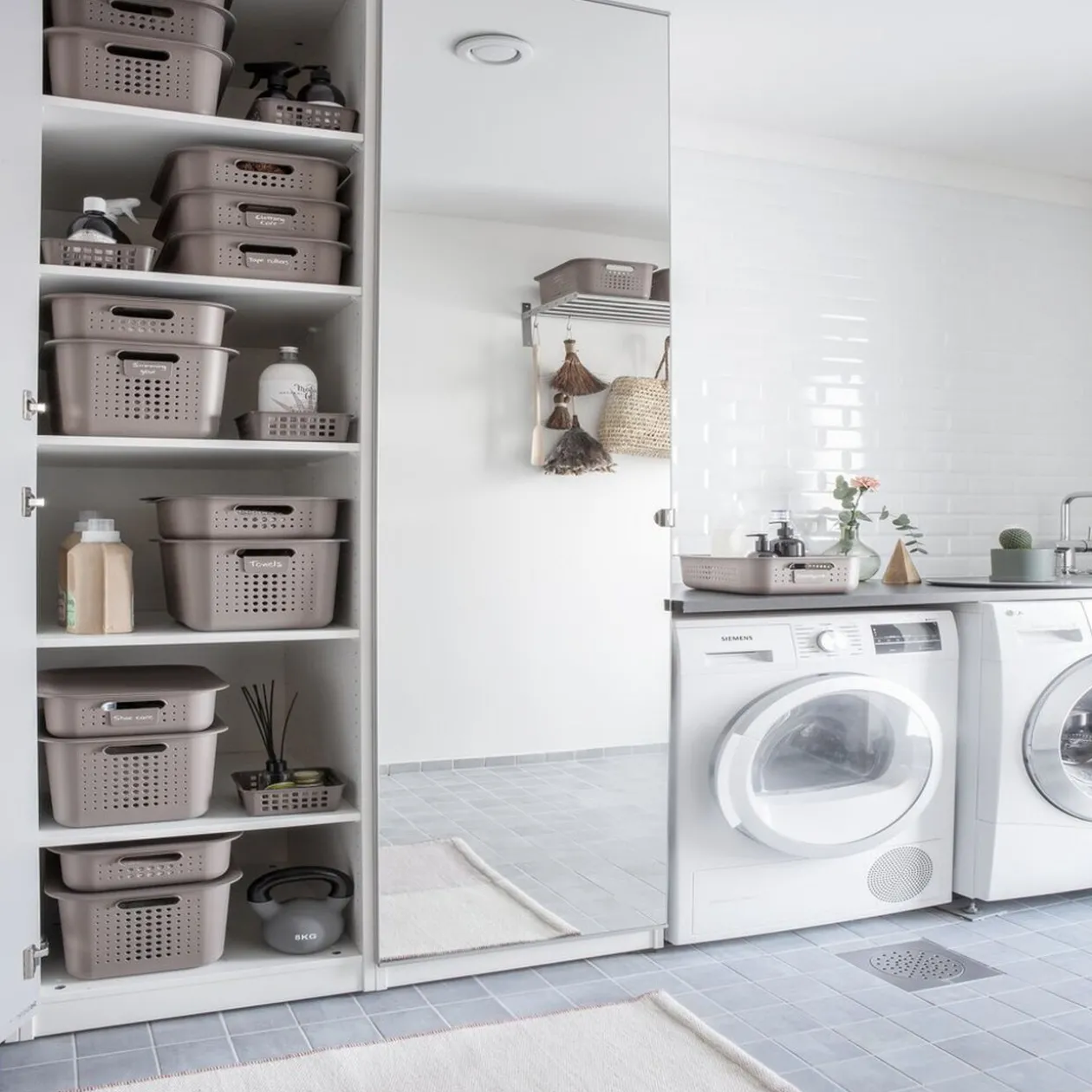 Panier de rangement en plastique noir ajouré 13 L