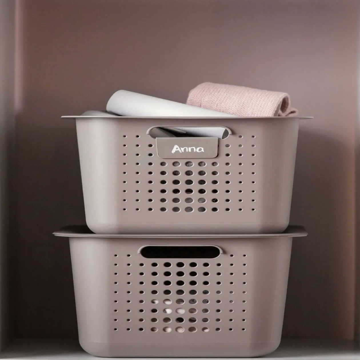 Panier de rangement en plastique noir ajouré 13 L