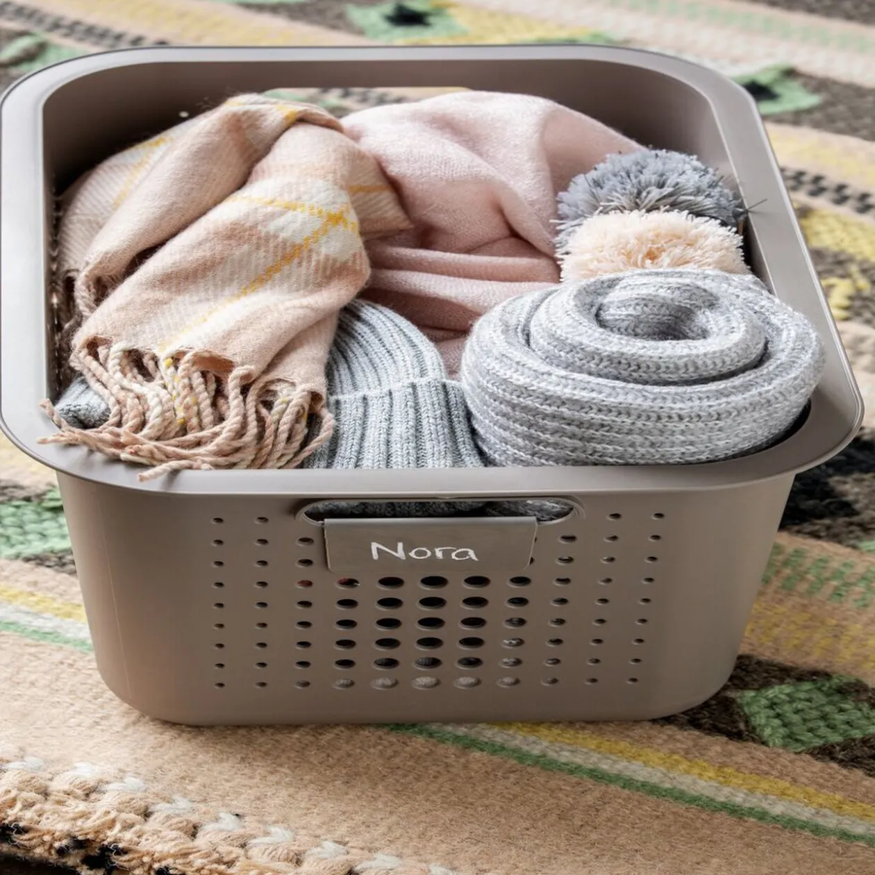 Panier de rangement en plastique noir ajouré 13 L