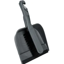 Pelle avec sa balayette en plastique