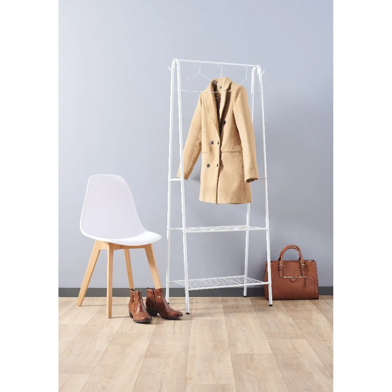 Portant vêtement simple blanc avec 2 tablettes