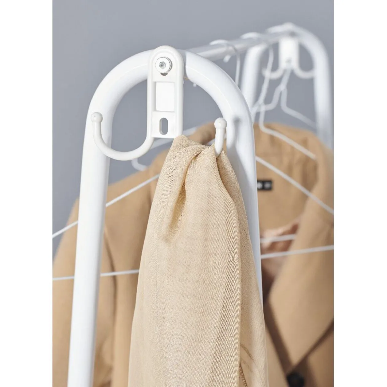 Portant vêtement simple blanc avec 2 tablettes