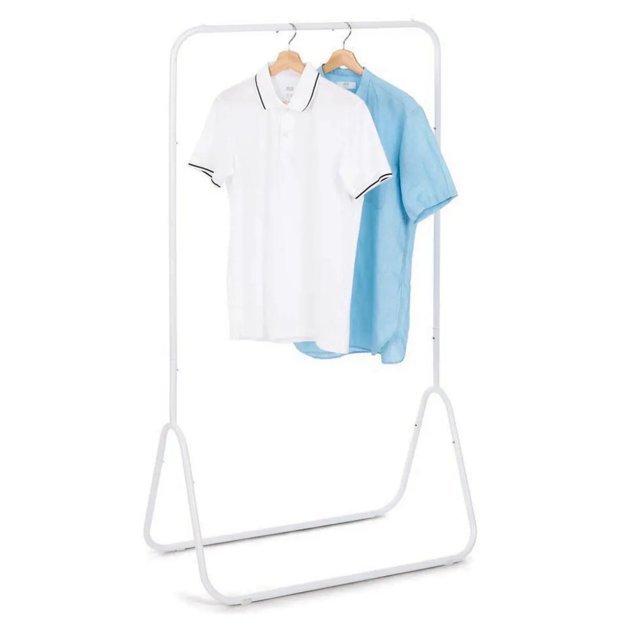 Portant vêtement simple blanc