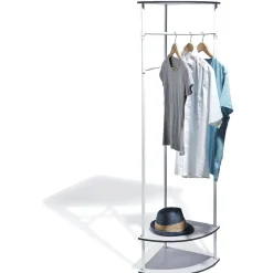 Portant vêtements d'angle blanc