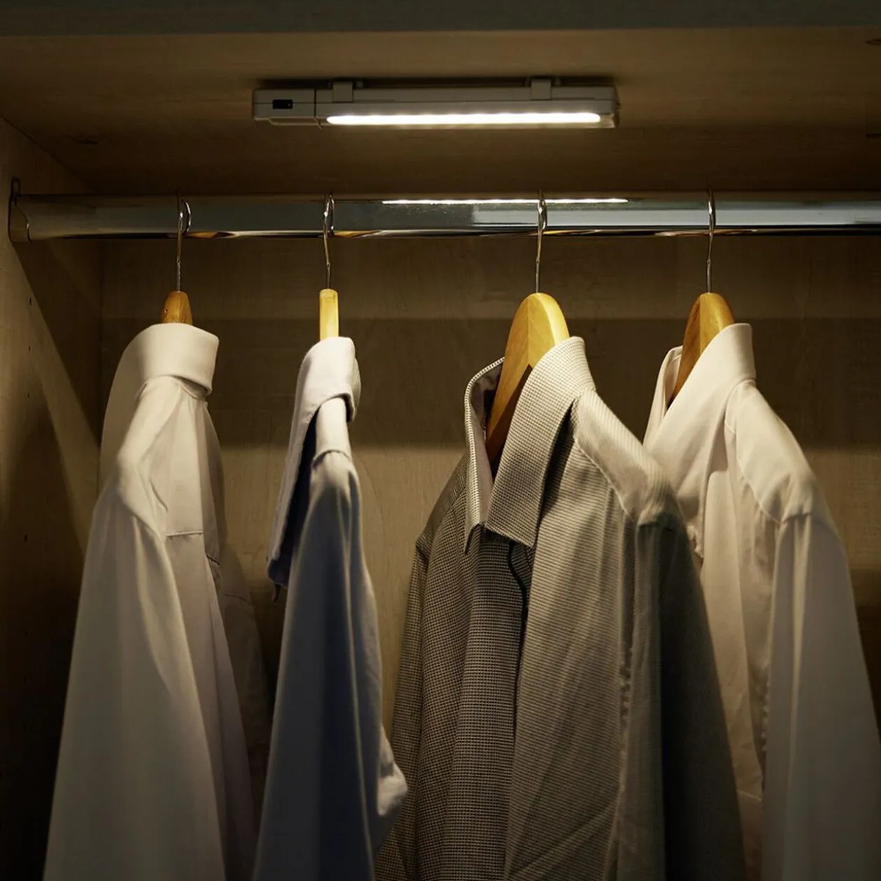 Réglette LED pour étagère et placard