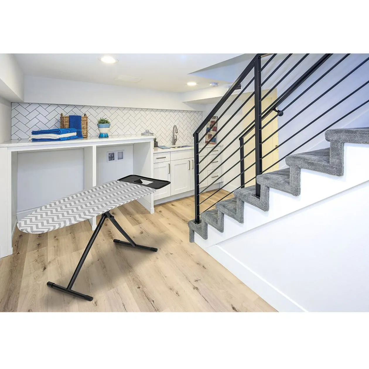 Table à repasser motif zig zag gris et blanc 162x46xH60/90cm