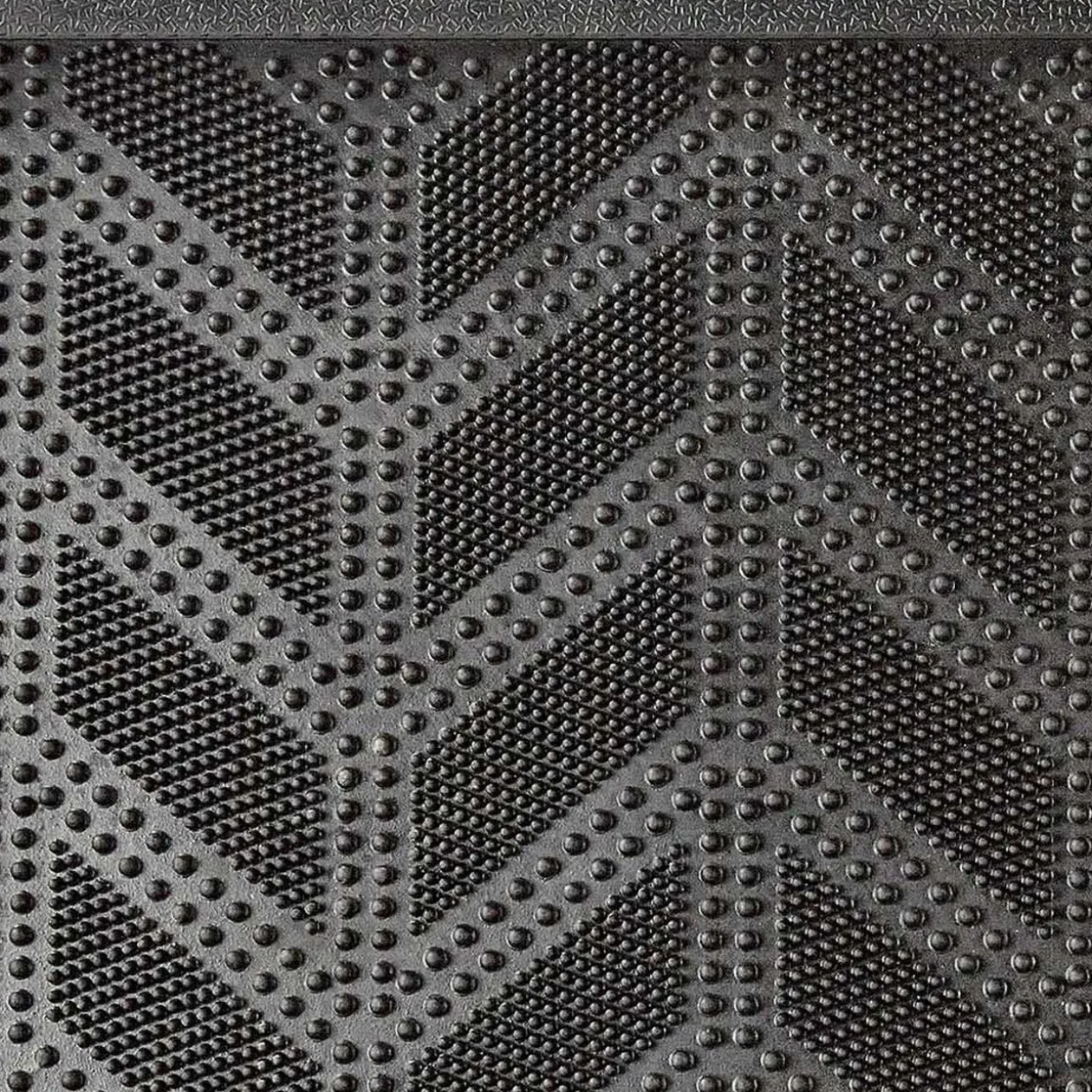 Tapis d'extérieur en caoutchouc avec picots motif chevron noir