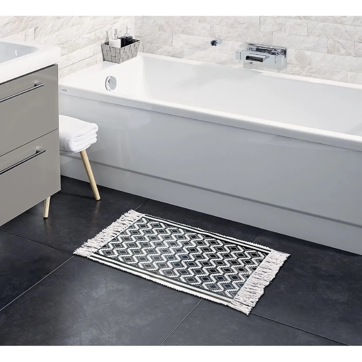 Tapis salle de bain à franges tissage motif zig zag beige et noir